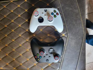 2 xbox controllers beschikbaar voor biedingen