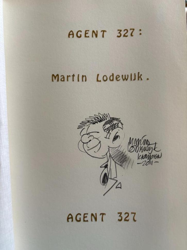 Agent 327 deel 12 de vergeten bom (krant knipsel) + dedicase, Boeken, Stripboeken, Gelezen, Eén stripboek, Ophalen of Verzenden