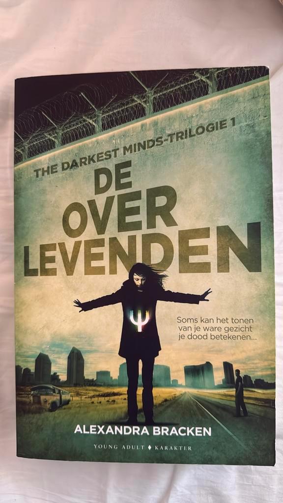 Alexandra Bracken - De overlevenden, Boeken, Kinderboeken | Jeugd | 13 jaar en ouder, Zo goed als nieuw, Ophalen of Verzenden