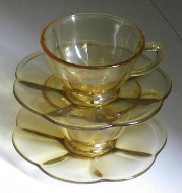 Vintage Amber Persglas 2 Kop Schotels  beschikbaar voor biedingen