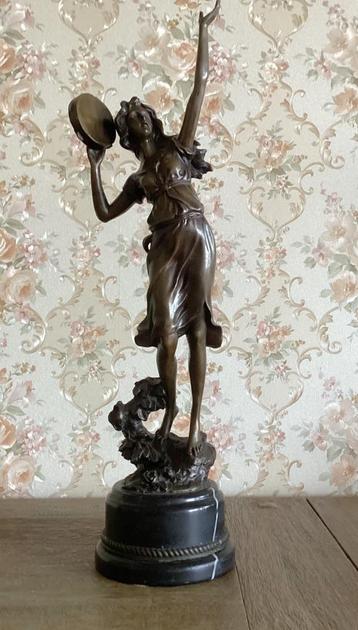 Bronzen beeld naar G. Desmeure Meisje met Tamboerijn  beschikbaar voor biedingen