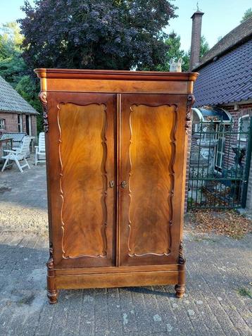 Biedermeier mahonie linnenkast, te dateren ca. 1860. beschikbaar voor biedingen