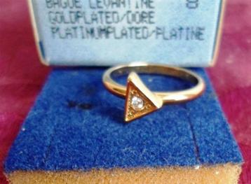 AVON ring. Goldplated met zirkoniasteen. Jaren '80. Triangel beschikbaar voor biedingen