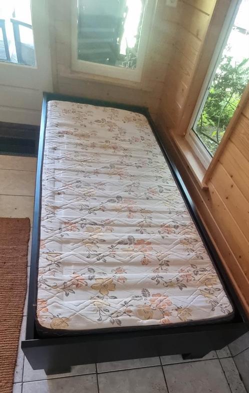 Zwart ledikant met goed matras en verstelbare lattenbodem, Huis en Inrichting, Slaapkamer | Bedden, Gebruikt, Eenpersoons, 90 cm