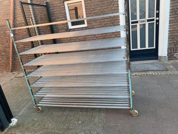 Vintage Industrieel brood Rek op Wielen beschikbaar voor biedingen