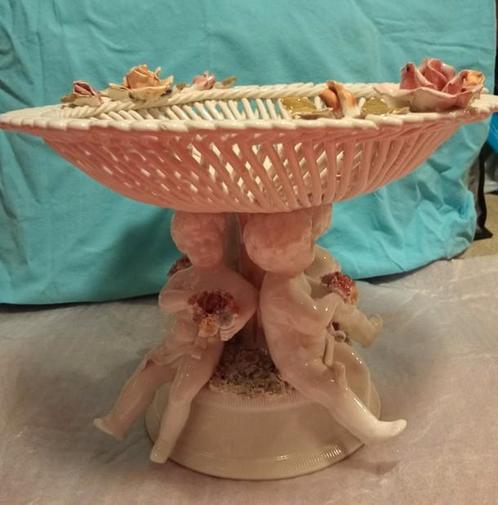 Bijzonder mooie porseleinen Fruitschaal.Hoogte 22 cm.., Antiek en Kunst, Antiek | Schalen, Ophalen