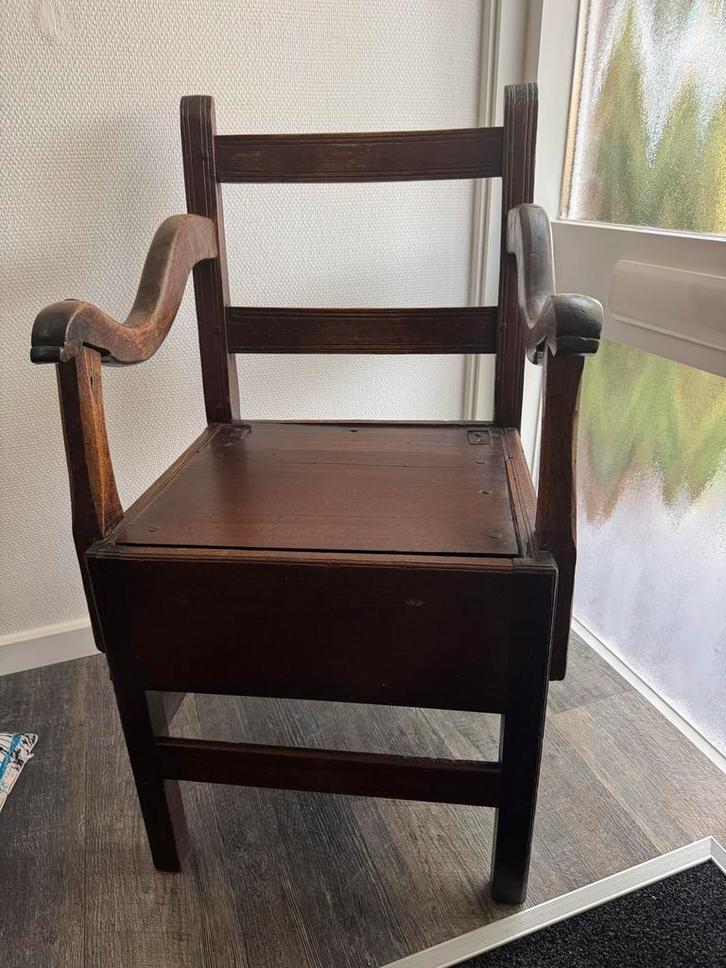 Antieke Po-stoel in Originele Staat, Antiek en Kunst, Antiek | Meubels | Stoelen en Banken, Ophalen of Verzenden