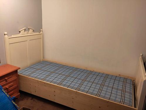 Brocante antiek (oud) grenen bed 210 x 90 incl matras, Antiek en Kunst, Antiek | Meubels | Bedden, Ophalen