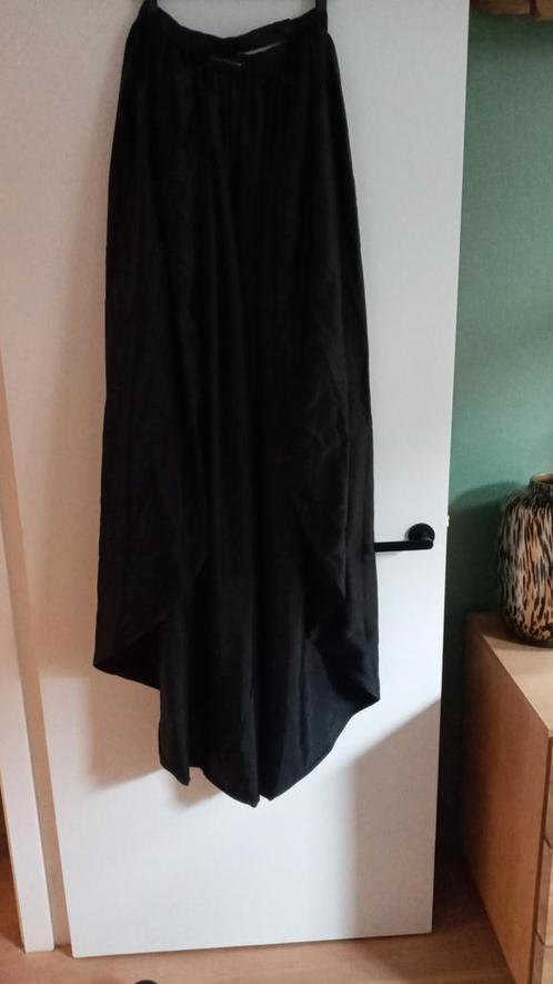 38 Prachtig lang openvallend zwarte rok sleep Frans Molenaar, Hobby en Vrije tijd, Kostuums, Theaterbenodigdheden en LARP, Gebruikt