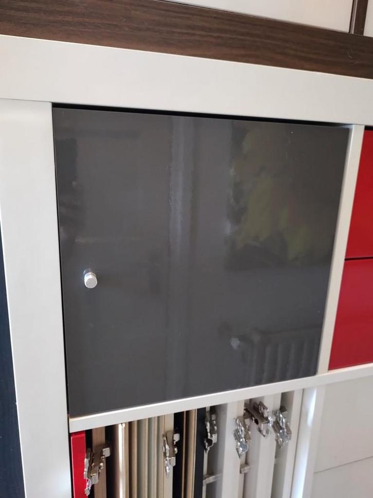 Hoogglans grijs inzet deurtjes kallax vakkenkast, Huis en Inrichting, Kasten | Boekenkasten, Ophalen