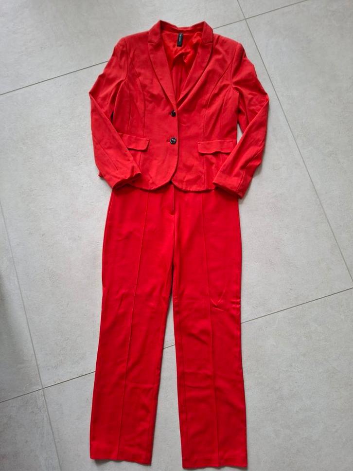 Marc Cain Rode Blazer & Broek Set - Maat 38, Kleding | Dames, Jasjes, Kostuums en Pakken, Zo goed als nieuw, Kostuum of Pak, Maat 38/40 (M)