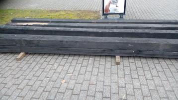 Zwarte palen beschikbaar voor biedingen