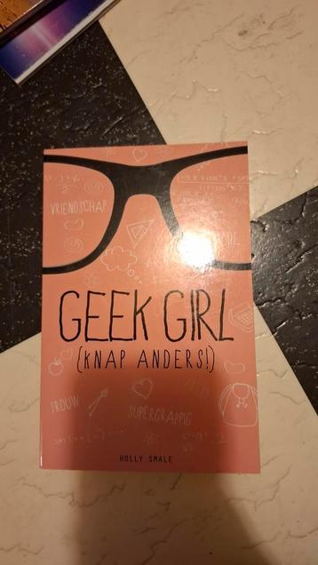 Geek Girl (knap anders) - Holly Smalle beschikbaar voor biedingen