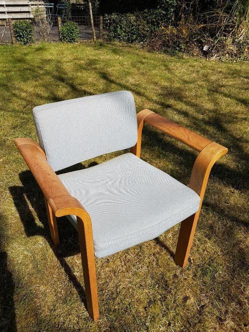 Armstoel Deens Design Magnus Olesen diningchair stackable 5x, Huis en Inrichting, Stoelen, Gebruikt, Eén, Hout, Stof, Ophalen