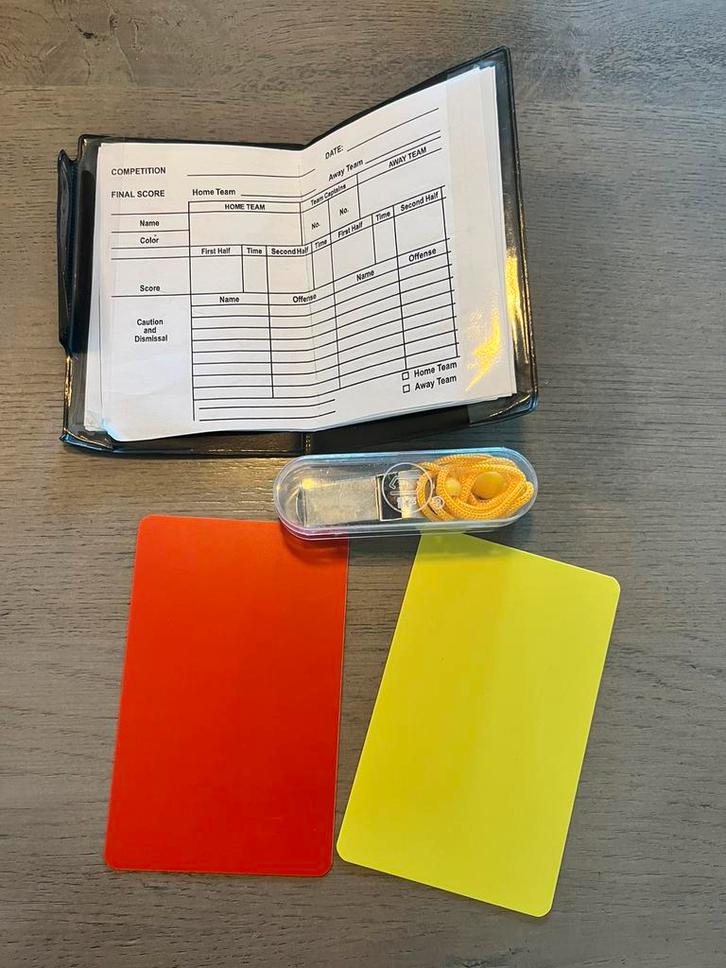 Scheidsrechter Fluit Kaarten En Boekje Voor Voetbal, Sport en Fitness, Voetbal, Zo goed als nieuw, Overige typen, Ophalen of Verzenden