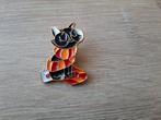 1 mooie Katten pin met rood/gele sjaal pin te koop, Nieuw, Dier of Natuur, Ophalen of Verzenden, Speldje of Pin