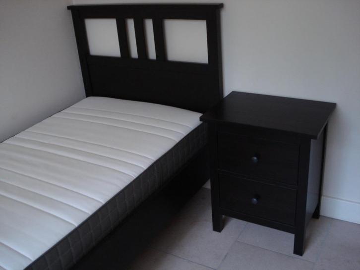 IKEA bed HEMNES 90x200 incl. matras  lattenbodem nachtkastje, Huis en Inrichting, Slaapkamer | Bedden, Zo goed als nieuw, Eenpersoons