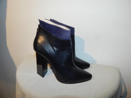 Jimmy Choo enkel laarsje aparte driehoek hak glans ZGAN 38, Kleding | Dames, Schoenen, Zo goed als nieuw, Lage of Enkellaarzen