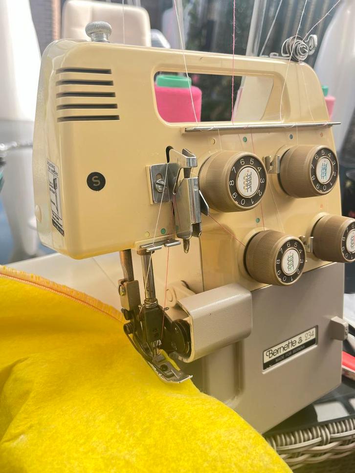 Bernette 234 Lockmachine - Goed Onderhouden!, Hobby en Vrije tijd, Naaimachines en Toebehoren, Zo goed als nieuw, Lockmachine