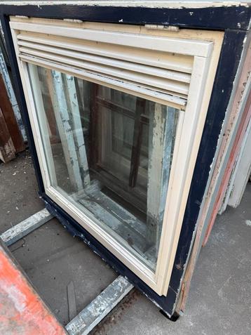 Vast houten raam 113x113 dubbel glas beschikbaar voor biedingen