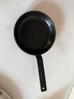 Staub mini koekepan 12cm gietijzer, Huis en Inrichting, Keuken | Potten en Pannen, Ophalen of Verzenden, Zo goed als nieuw, Gietijzer