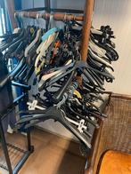 Kledinghangers, broekhangers gratis af te halen, Kleding | Dames, Kledinghangers, Ophalen of Verzenden, Zo goed als nieuw, Kunststof