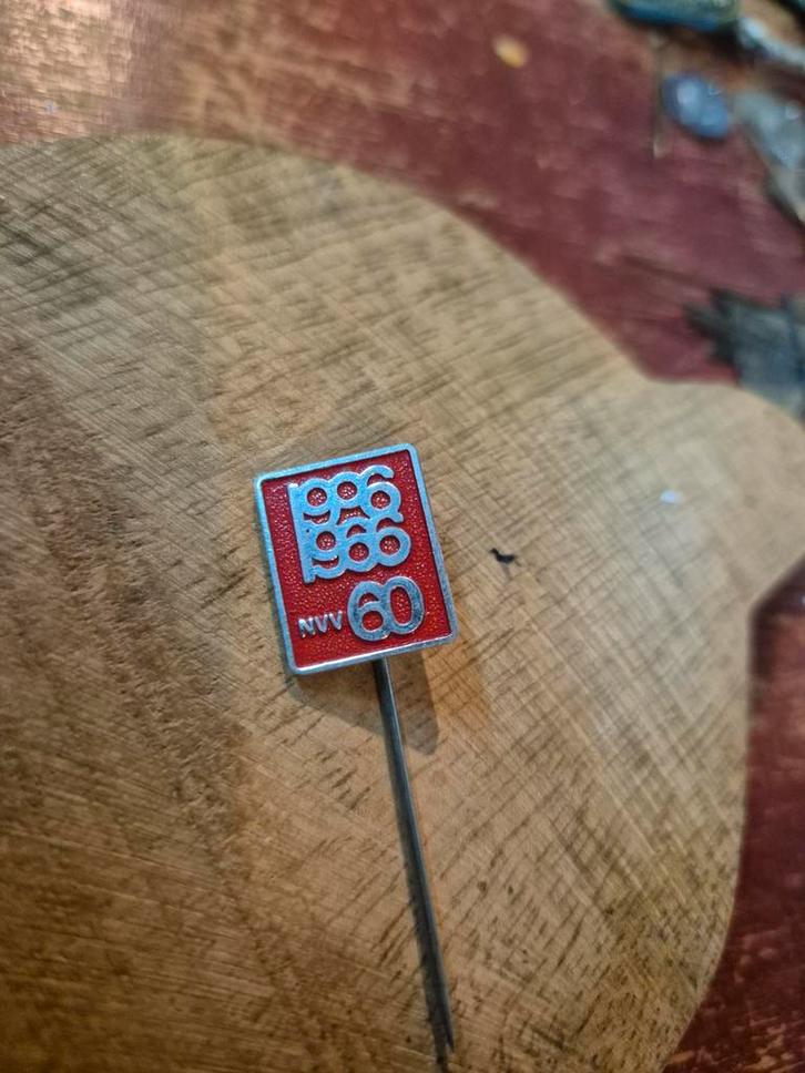 Vintage NVV 60 Jaar Speldje, Verzamelen, Speldjes, Pins en Buttons, Gebruikt, Speldje of Pin, Overige onderwerpen, Ophalen of Verzenden