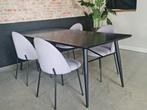 Eettafel met 4 stoelen.. in nette staat. 200cm lang