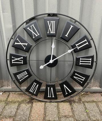 Mooie grote klok, wandklok, romeinse cijfers, zwart staal beschikbaar voor biedingen
