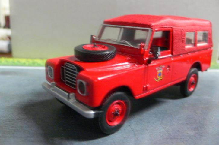 land rover defender firebrigade   1/43, Hobby en Vrije tijd, Modelauto's | 1:43, Gebruikt, Auto, Overige merken, Verzenden