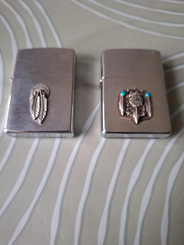 Twee Zippo Aanstekers met Indianen Design, Verzamelen, Rookartikelen, Aanstekers en Luciferdoosjes, Gebruikt, Aansteker, Ophalen of Verzenden