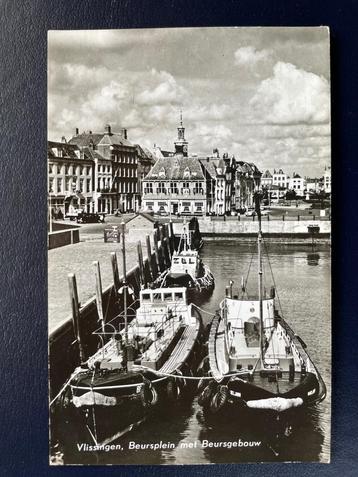 ansichtkaart van Vlissingen ; Beursplein, Beursgebouw, Haven beschikbaar voor biedingen