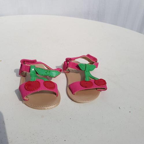 Leuke meisjes slippers met kersen. mt 18. Merk Mayoral, Kinderen en Baby's, Kinderkleding | Schoenen en Sokken, Zo goed als nieuw