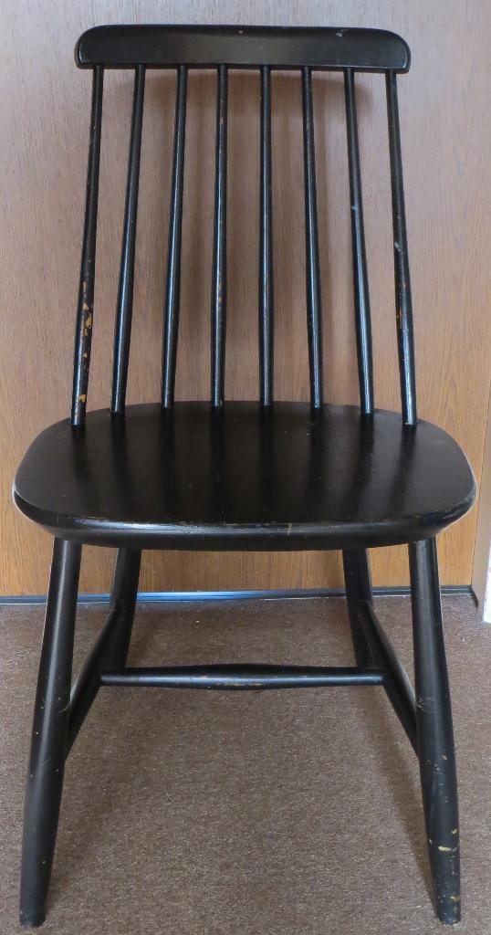 Vintage houten stoel met spijlen. Ilmari Tapiovaara. Pasen, Huis en Inrichting, Stoelen, Gebruikt, Eén, Hout, Zwart, Ophalen