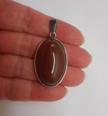 Zilveren hanger met grote ovale rode steen nr.476 beschikbaar voor biedingen
