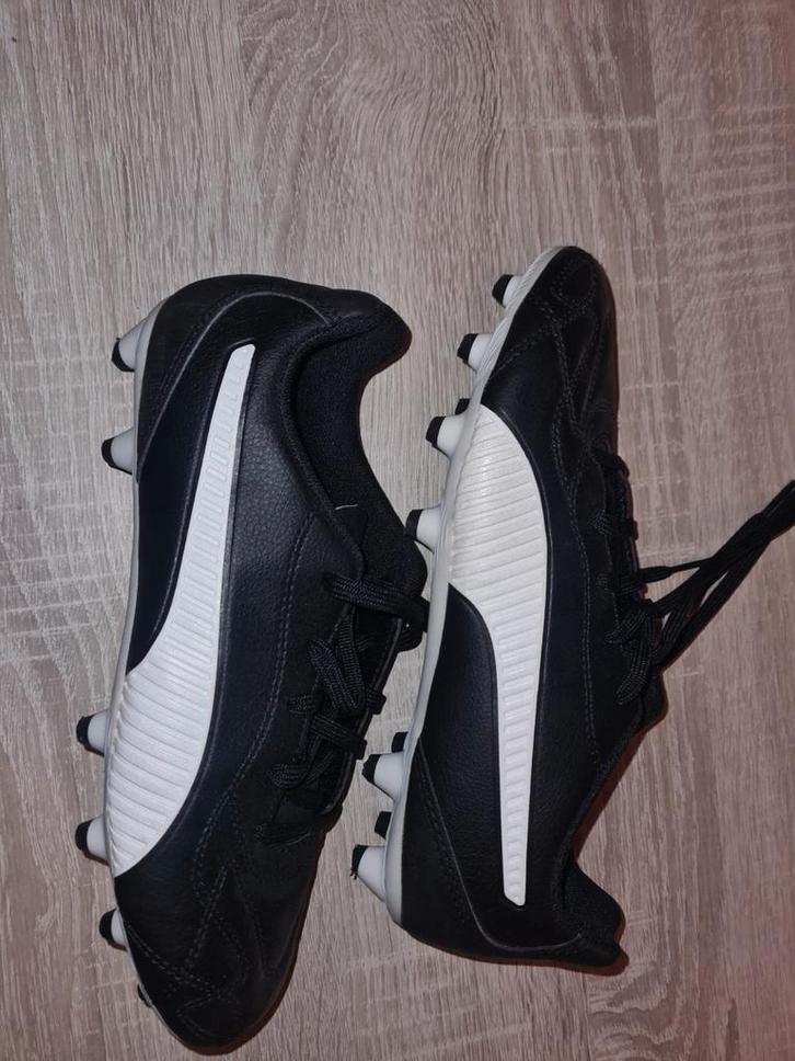 Nette voetbalschoenen in maat 36. Puma, Kleding | Heren, Schoenen, Zo goed als nieuw, Sportschoenen, Zwart, Ophalen of Verzenden