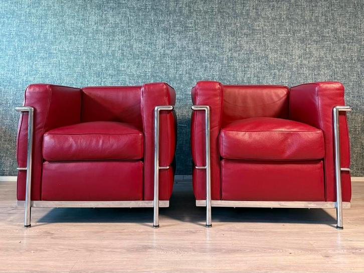 2 Vintage LC2 Le Corbusier chairs in Red Leather, Italy, 80s, Huis en Inrichting, Fauteuils, Zo goed als nieuw, Leer, Metaal, 75 tot 100 cm