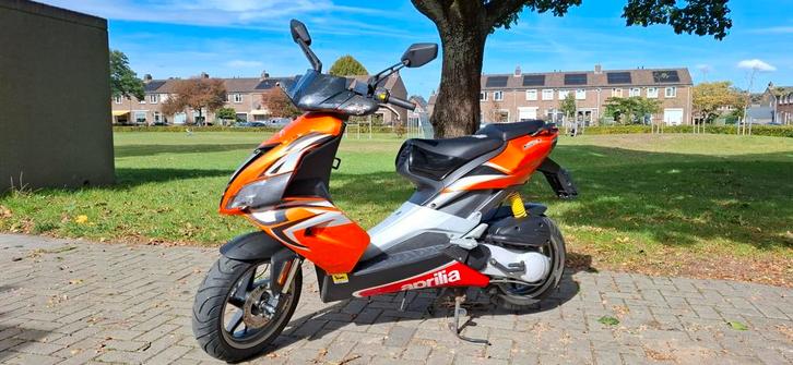 Zeer goed onderhouden Aprilia SR 50 Factory R met 11,000km!, Fietsen en Brommers, Brommers | Crossbrommers, Zo goed als nieuw