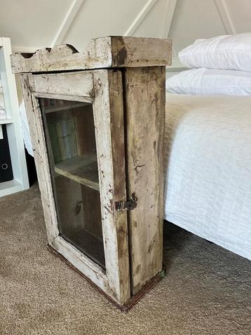 Brocante oud (Indiaas) kastje beschikbaar voor biedingen