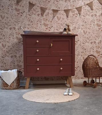 Prachtige vintage commode in de trendkleur Merlot Mania. beschikbaar voor biedingen