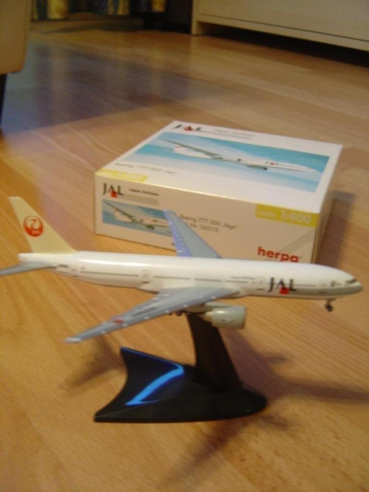 Herpa vliegtuig model 1:400 Boeing 777-200 JAL & stand, Verzamelen, Luchtvaart en Vliegtuigspotten, Zo goed als nieuw, Schaalmodel