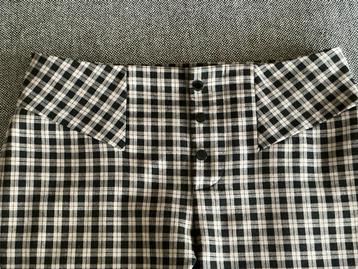 Een mooi model broek, waar veel kleuren leuk op staan! Mt 40 beschikbaar voor biedingen