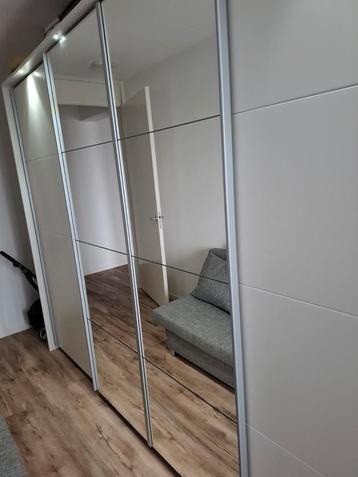 Grote kledingkast met verlichting - 320x230x60cm beschikbaar voor biedingen