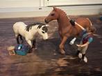 Schleich 2 pony’s, verzorgster, voer en poetsbak, Ophalen of Verzenden, Zo goed als nieuw