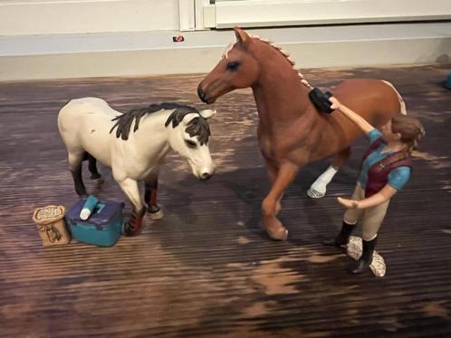 Schleich 2 pony’s, verzorgster, voer en poetsbak, Verzamelen, Speelgoed, Zo goed als nieuw, Ophalen of Verzenden