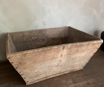 Oude houten rijstbak beschikbaar voor biedingen