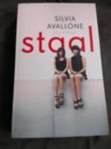 Staal : Silvia Avallone  De dertienjarige Anna en Francesca  beschikbaar voor biedingen