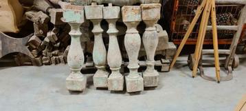 Oude houten balustrade voor nostalgische lampen en tafel beschikbaar voor biedingen