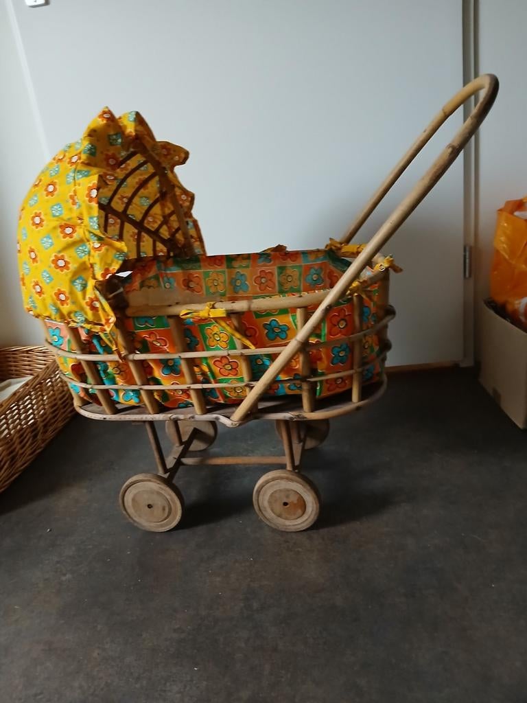 Rieten poppenwagen. Geheel bekleed., Kinderen en Baby's, Speelgoed | Poppen, Ophalen of Verzenden, Gebruikt, Babypop