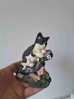 Poes van kunsthars op een weegschaal B10xH12cm, Ophalen of Verzenden, Zo goed als nieuw, Hond of Kat, Beeldje of Figuurtje